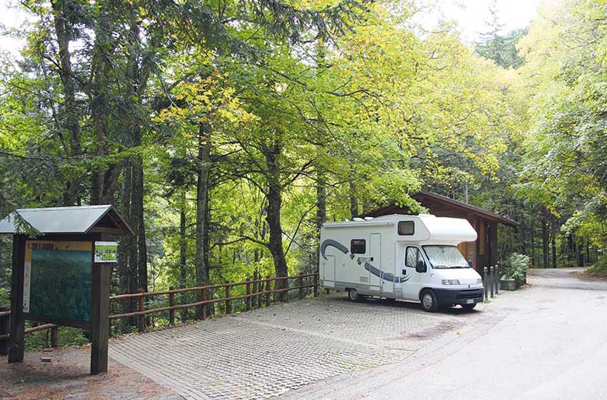 Camper in sosta nell'Appennino romagnolo