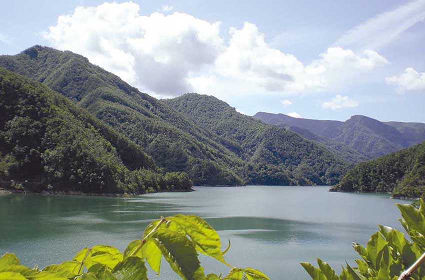 Lago di Ridracoli tra i monti dell'Appennino romagnolo