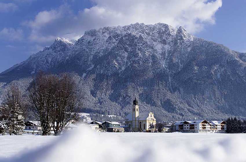Il villaggio di Ebbs con i monti innevati sullo sfondo