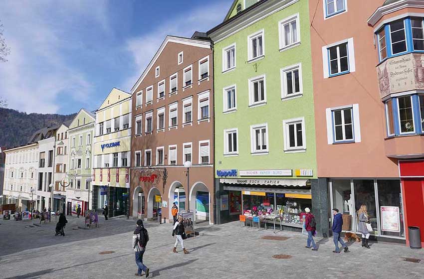 Case colorate della Unterer Stadtplatz a Kufestein