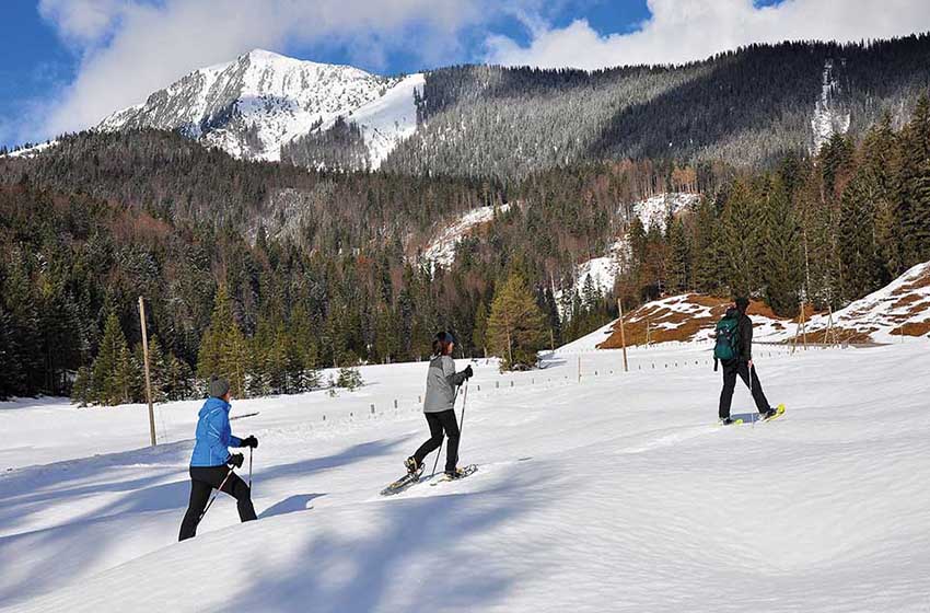 Tre persone con le ciaspole sulla neve a Kufstein