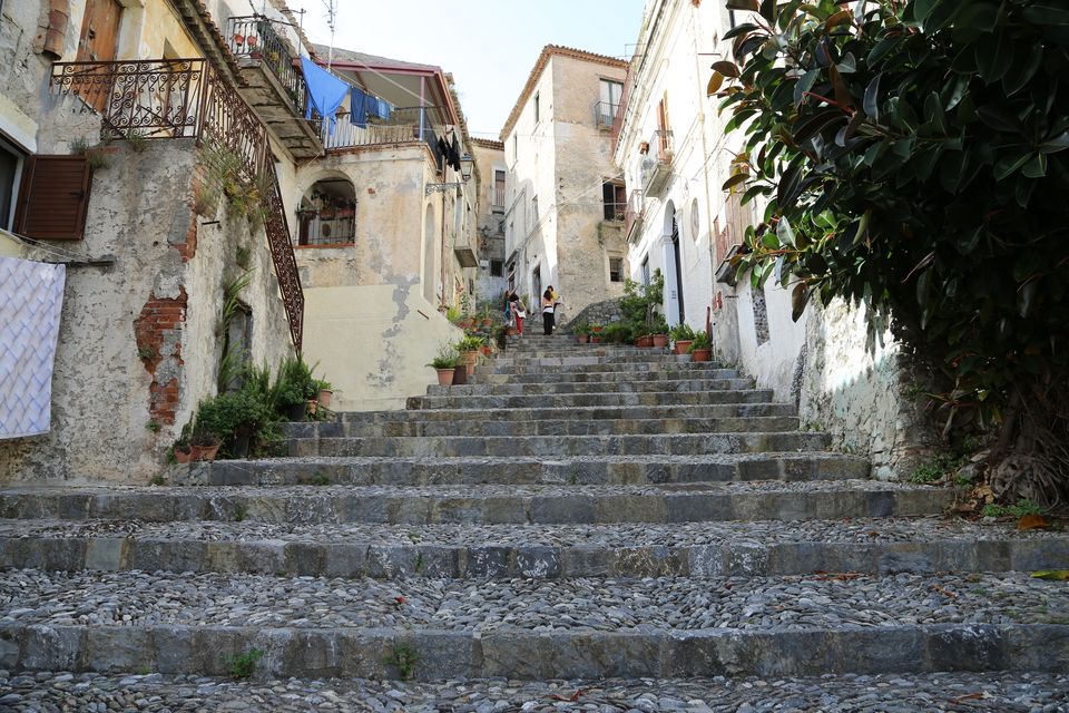 La scalinata di Scalea vista dal basso