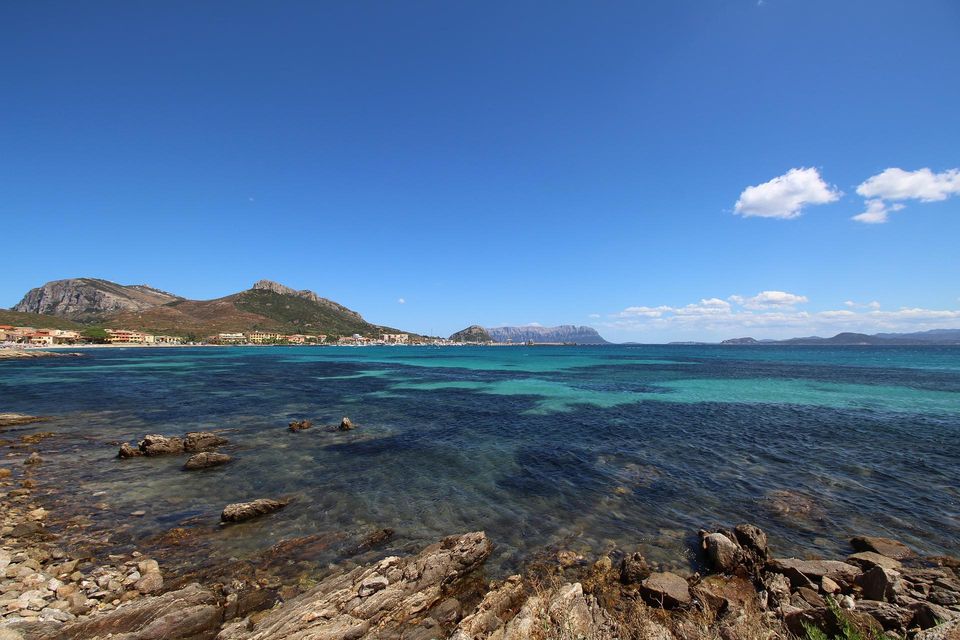 Il Golfo di Olbia tra mare trasparente e costa rocciosa