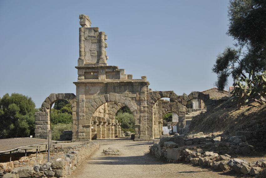 Resti del ginnasio, con colonne e archi in pietra, nell'area archeologica di Tindari