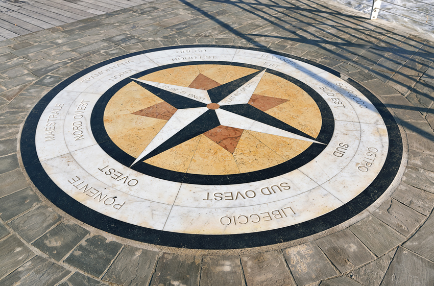 La rosa dei venti sul lungomare_Pesaro
